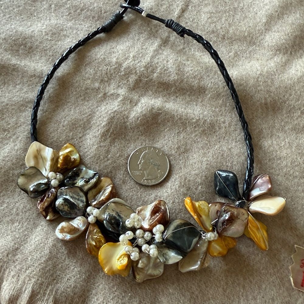 Floral shell necklace - Picture 5 of 5
